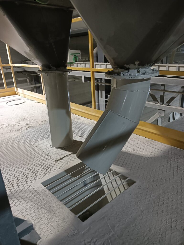 Calderería en inoxidable, este caso tolvas Inox para rechazo cintas con su correspondiente, tubería en recto y en curva